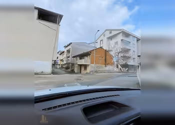 Acil Geçitte Özdilek arkasında 5 kat imarlı 23 metre hisse