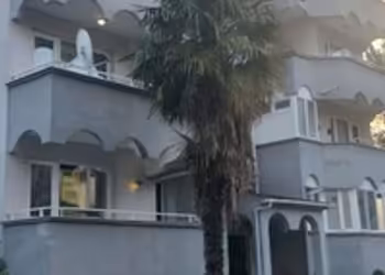 BARIŞ MAHALLESİ'NDE SİTE İÇİNDE 1.KAT METRO İSTASYONU YAKINI