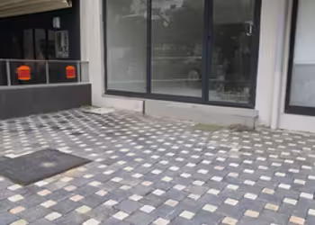 GİRNE CADDESİ ÜZERİNDE 97 METREKARE CEPHELİ DÜKKAN